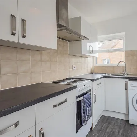 Image 2 - White Hart Meadows, Ripley, GU23 6ND, United Kingdom - Apartment for rent