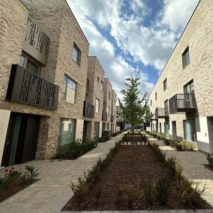 Rent this 4 bed townhouse on Coton Path in Cambridge, CB3 0GT