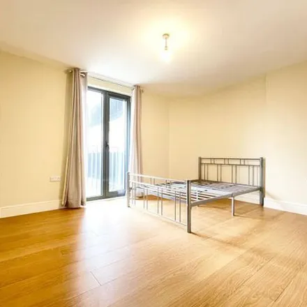 Rent this 2 bed apartment on Dreams in High Road, Seven Kings