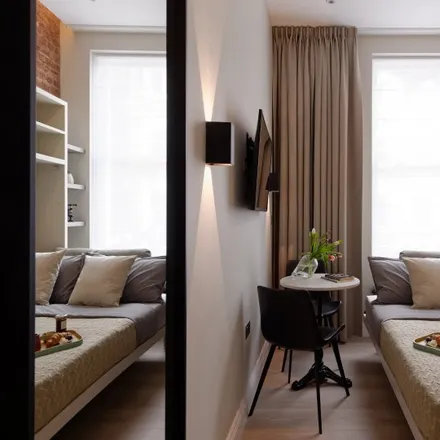 Rent this studio apartment on 44 Emperor's Gate in London, SW7 4HJ