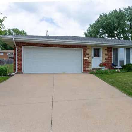 Buy this 3 bed house on 1640 Earl Drive in Dubuque, IA 52001
