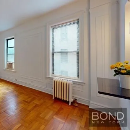 Image 3 - 166 E 92nd St Apt 4c, New York, 10128 - Apartment for sale