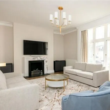 Rent this 3 bed room on 6 Dunraven Street in London, W1K 7FD