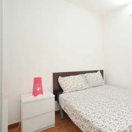 Rent this 2 bed room on Carrer de Sant Vicenç in 26, 08001 Barcelona