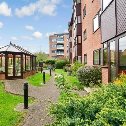 Image 4 - Azalea Court, Whytecliffe Road South, London, CR8 2AX, United Kingdom - Apartment for sale