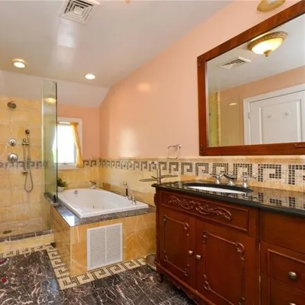 Image 5 - 6070 Strickland Avenue, New York, NY 11234, USA - House for sale