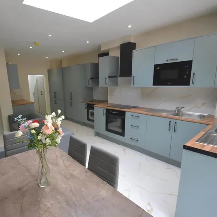 Rent this 7 bed townhouse on 131 Framfield Road in London, W7 1NQ
