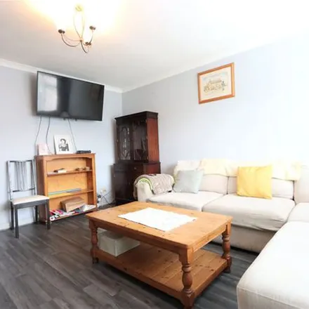 Rent this 3 bed townhouse on Sunnybank Road in Farnborough, GU14 9QD