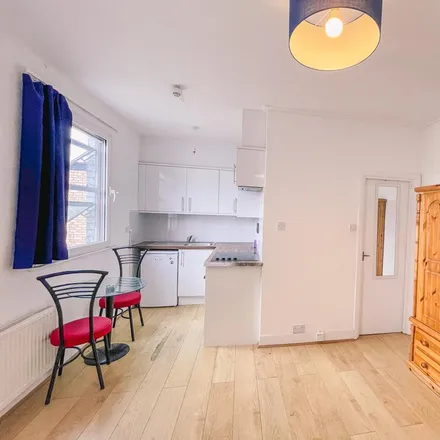 Rent this studio apartment on 308 Holloway Road in London, N7 6NP