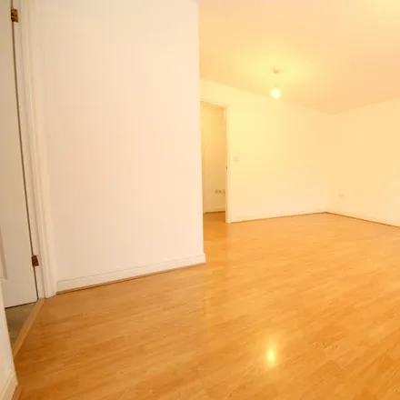 Image 7 - 42 Pickard Close, London, N14 6LZ, United Kingdom - Apartment for rent