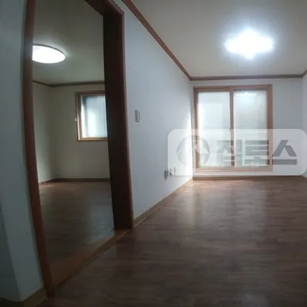 Rent this 2 bed apartment on 서울특별시 송파구 석촌동 179-12