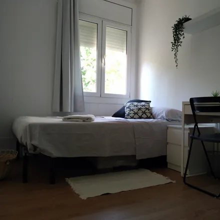 Rent this 4 bed room on Carrer d'Hartzenbusch in 8, 08001 Barcelona
