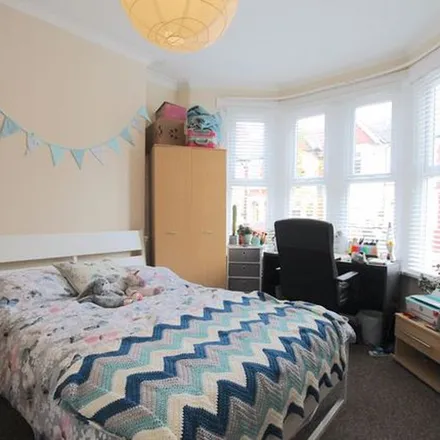 Rent this 4 bed townhouse on Edington Avenue in Cardiff, CF14 3QD