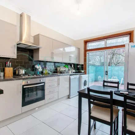 Image 4 - Gassiot Road, London, SW17 8HG, United Kingdom - Townhouse for rent