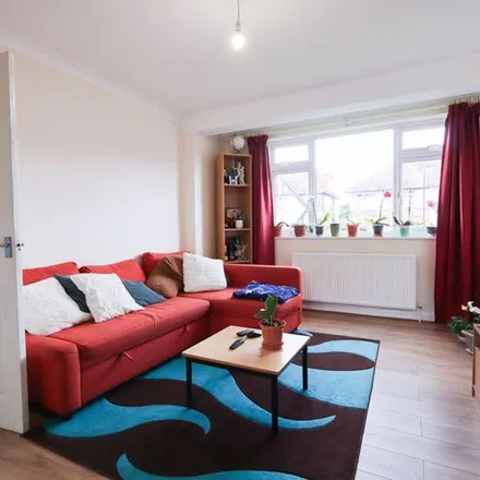 Rent this 3 bed duplex on Footpath 64 in London, UB6 9NX