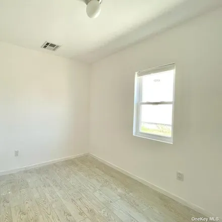 Image 7 - 588 Aztec Place, New York, NY 11691, USA - House for rent