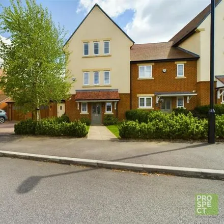 Rent this 4 bed townhouse on Rosebay Crescent in Newell Green, RG42 5AT
