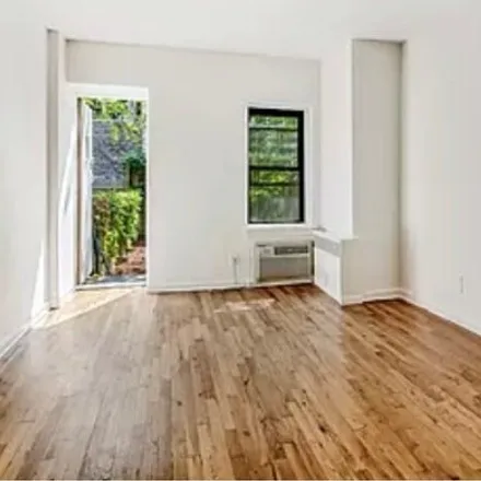 Rent this studio house on 252 East 89th Street in New York, NY 10128