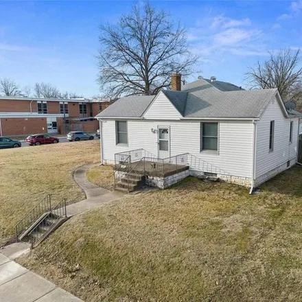Buy this 2 bed house on 409 South 13th Street in Belleville, IL 62220