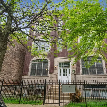 Rent this 3 bed condo on 2132 West Ohio Street in Chicago, IL 60612