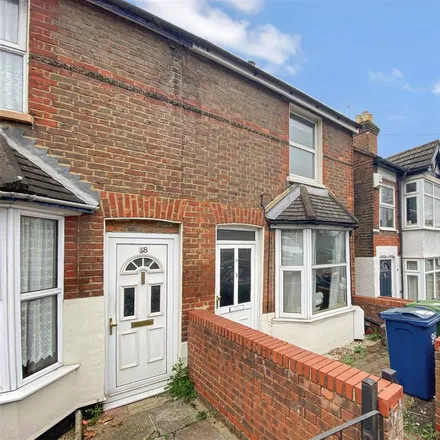 Rent this 2 bed house on Grill Box in Oakridge Road, High Wycombe