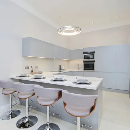 Rent this 3 bed apartment on Radnor House in 19 Radnor Place, London
