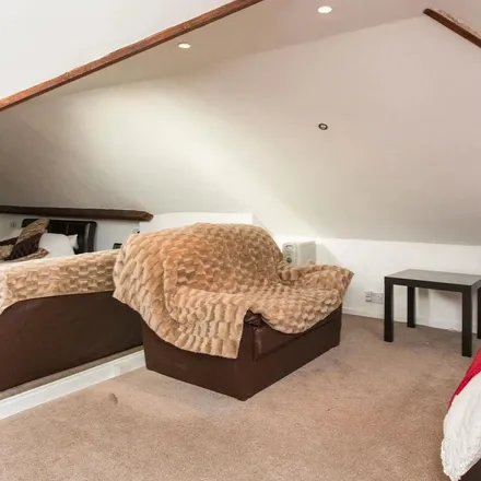 Rent this 1 bed apartment on 25 Evesham Way in London, IG5 0EJ