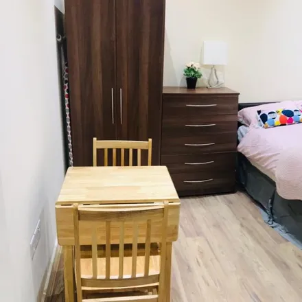 Rent this studio apartment on 77 Chatsworth Road in London, NW2 5QZ