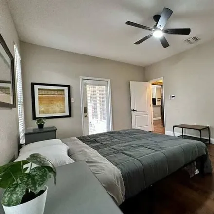 Rent this 5 bed house on San Antonio