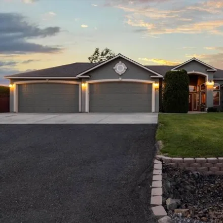 Buy this 3 bed house on 370 Cindy Rd in Kennewick, Washington