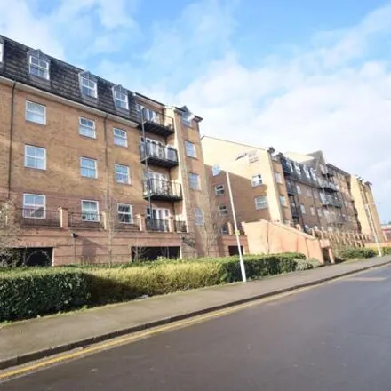 Buy this 1 bed apartment on Phoenix Public House in 2 Kelvin Close, Luton