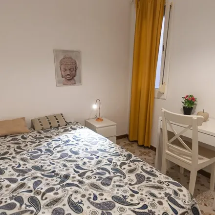 Rent this 3 bed room on La Base: Ateneu Cooperatiu in Carrer d'Hortes, 10