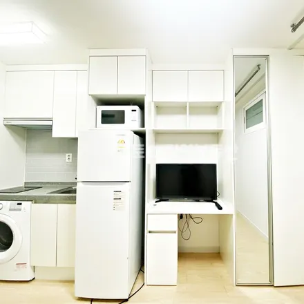 Rent this studio apartment on 서울특별시 관악구 신림동 110-53