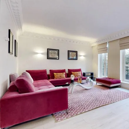 Rent this 4 bed townhouse on 8 Ennismore Gardens in London, SW7 1NP