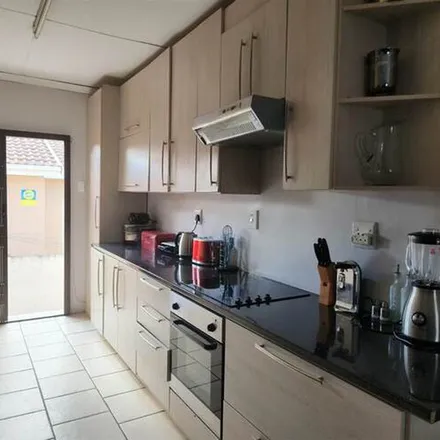 Image 4 - Snow Road, Fathridge, East London, 5252, South Africa - Apartment for rent