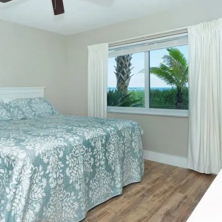 Rent this 3 bed condo on Siesta Key in FL, 34242