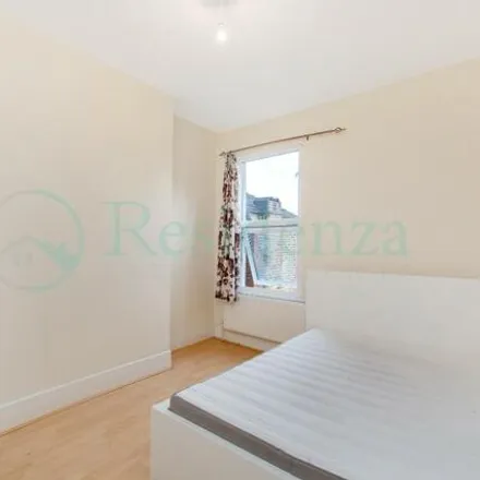 Image 2 - Gassiot Road, London, SW17 8HG, United Kingdom - Townhouse for rent