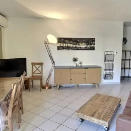 Image 6 - 19 Place de l'Horloge, 84000 Avignon, France - Apartment for rent