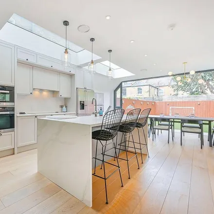 Rent this 4 bed townhouse on Wavendon Avenue in London, W4 4NT