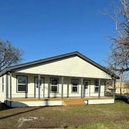 Buy this 4 bed house on 959 East Poplar Street in Honey Grove, Fannin County