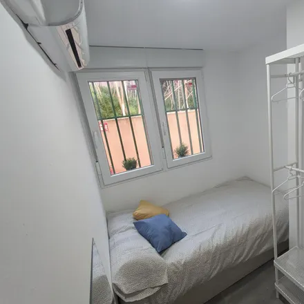 Rent this 3 bed room on Tapicería Hermanos García in Calle de Álvarez, 23