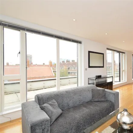 Rent this 3 bed apartment on Heneage Street in Spitalfields, London