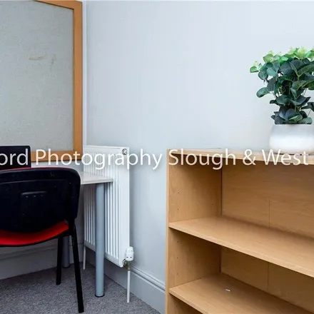 Image 1 - 61 Broomfield, Guildford, GU2 8LH, United Kingdom - Room for rent