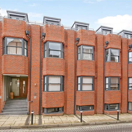 Rent this 2 bed apartment on Saint Clement Street in Winchester, SO23 9HJ