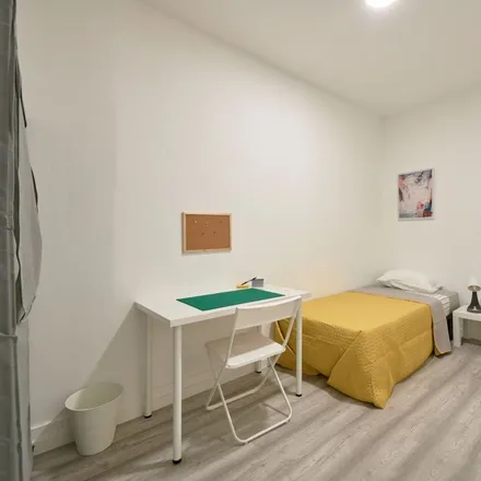 Rent this 6 bed room on Rua Carvalho Araújo