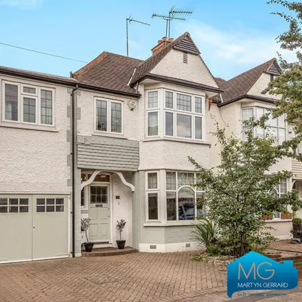 Rent this 5 bed duplex on Bramber Road in London, N12 9NE