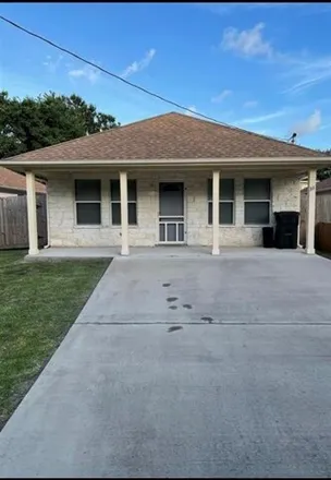 Rent this 3 bed house on 329 Kansas Street in Bacliff, TX 77518