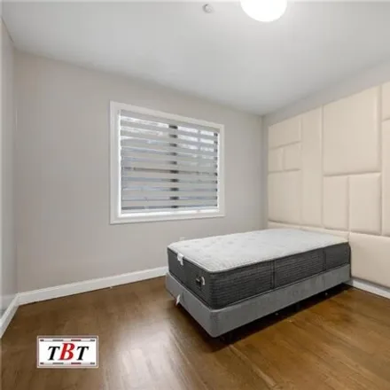 Image 6 - 962 East 14th Street, New York, NY 11230, USA - House for sale