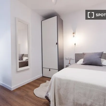 Rent this 5 bed room on Carrer d'Abén Al-Abbar in 16, 46021 Valencia