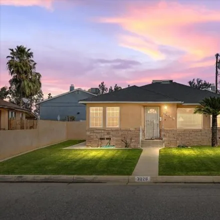 Buy this 3 bed house on Smart & Final in Spruce Street, Bakersfield